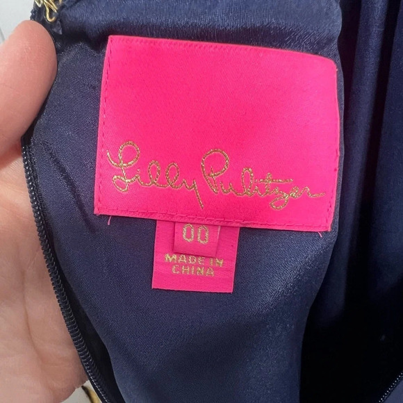 Navy blue Lilly Pulitzer amenna dress in excellent like new condition. Size 00 - Picture 6 of 6